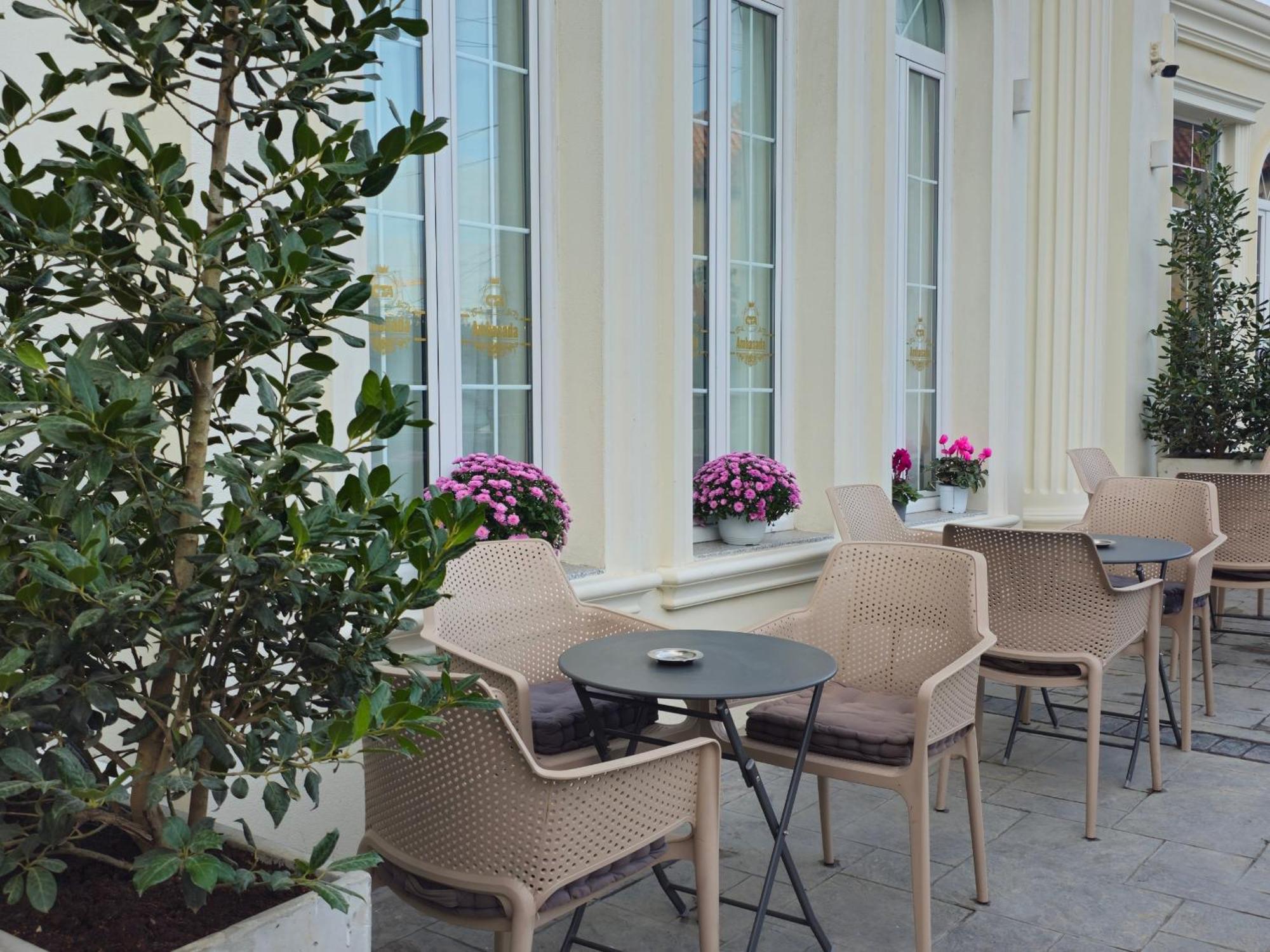 Hotel Ambasada Qta Paskuqan Экстерьер фото